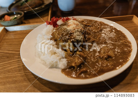 ハンバーグとカレーの店かやのハンバーグカレー 114893083