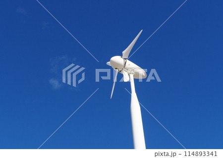 青空に映える風力発電機 114893341