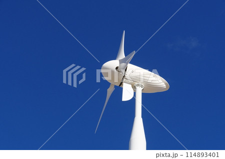 青空に映える風力発電機 青空に映える風力発電機 114893401