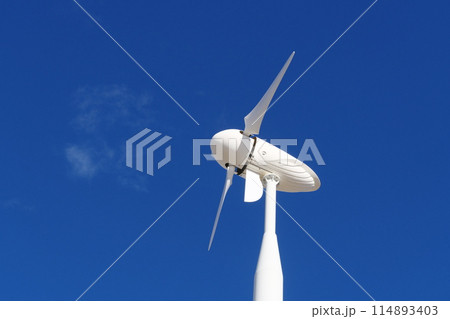 青空に映える風力発電機 青空に映える風力発電機 114893403