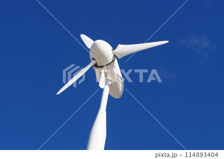 青空に映える風力発電機 青空に映える風力発電機 114893404