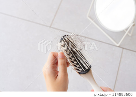 抜け毛 抜け毛 114893600
