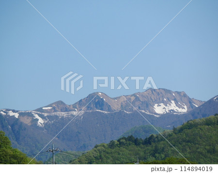残雪の残る山 残雪の残る山 114894019