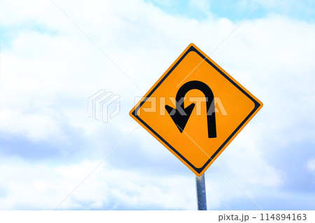 Uターンの標識と空とテキストスペース Uターンの標識と空とテキストスペース 114894163