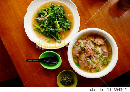 ミャンマー料理　シャンヌードル　からし菜　シャン族　 114894345