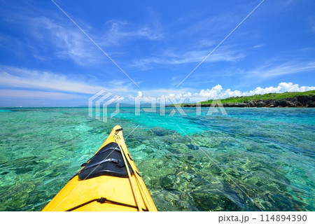 沖縄県新城島沖の海とシーカヤックと青空 114894390
