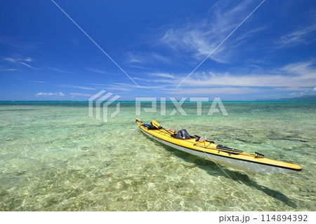 沖縄県新城島の海に浮かぶシーカヤックと青空 114894392