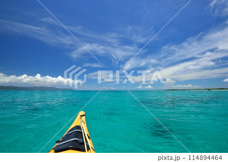 沖縄県新城島 シーカヤックと海と青空 沖縄県新城島 シーカヤックと海と青空 114894464