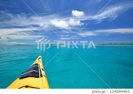 沖縄県新城島　シーカヤックと海と青空 114894465