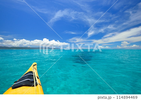 沖縄県新城島　シーカヤックと海と青空 114894469