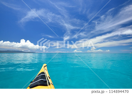 沖縄県新城島 シーカヤックと海と青空 沖縄県新城島 シーカヤックと海と青空 114894470