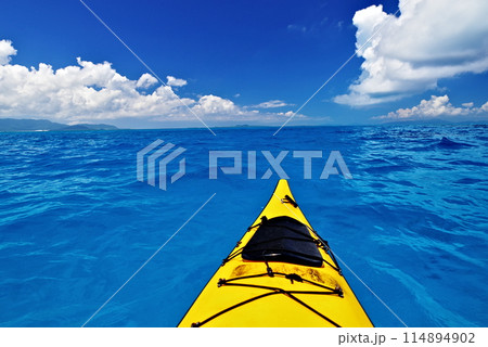 沖縄県新城島 シーカヤックと海と青空 沖縄県新城島 シーカヤックと海と青空 114894902