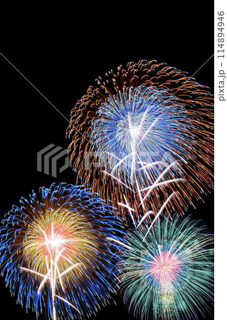 花火大会イメージ。夏の夜空に打ち上がる花火 114894946