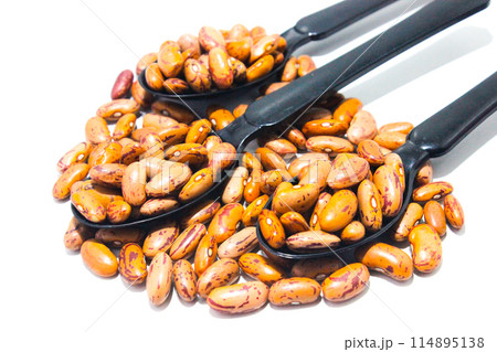 A picture of red kidney beans isolated on white background A picture of red kidney beans isolated on white background 114895138