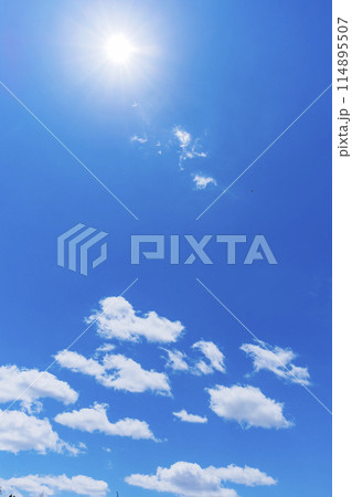 青空と白い雲 114895507