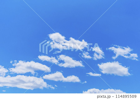 青空と白い雲 114895509