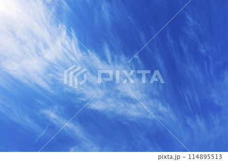 青空と白い雲 114895513