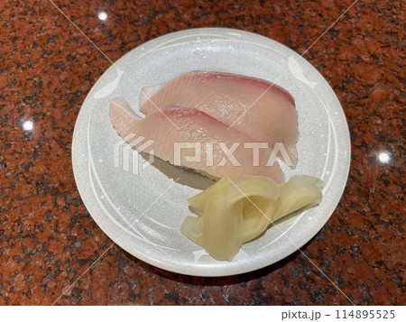 寒ブリのにぎり寿司 脂の乗った旬の寿司 寒ブリのにぎり寿司 脂の乗った旬の寿司 114895525