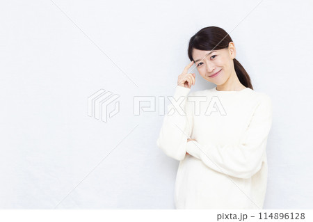 笑顔で考えている女性 笑顔で考えている女性 114896128