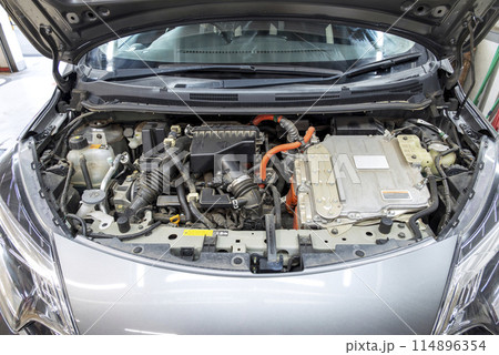 自動車整備工場 エンジンルーム ボンネット 国産車 素材 114896354