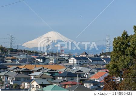 住宅地の向こうに見える富士山 住宅地の向こうに見える富士山 114896422