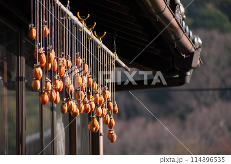 軒下の干し柿 軒下の干し柿 114896535