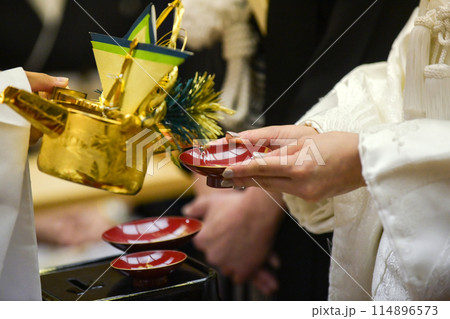 神式でお神酒を受ける新婦 神式でお神酒を受ける新婦 114896573