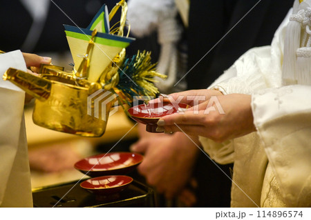 神式でお神酒を受ける新婦 114896574