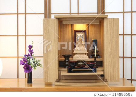 家具調仏壇(都市型仏壇)に納められた日蓮聖人の仏像と曼荼羅 日蓮宗2 家具調仏壇(都市型仏壇)に納められた日蓮聖人の仏像と曼荼羅 日蓮宗2 114896595