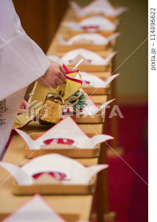 神式でお神酒を注ぐ巫女 114896622