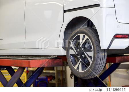 リフトに乗る車 軽自動車 自動車整備工場 素材 114896635