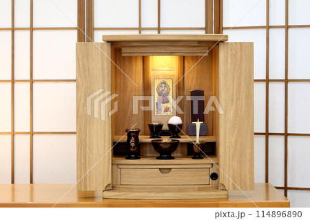 家具調仏壇(都市型仏壇)に納められた大日如来のスタンド型ご本尊 真言宗 家具調仏壇(都市型仏壇)に納められた大日如来のスタンド型ご本尊 真言宗 114896890