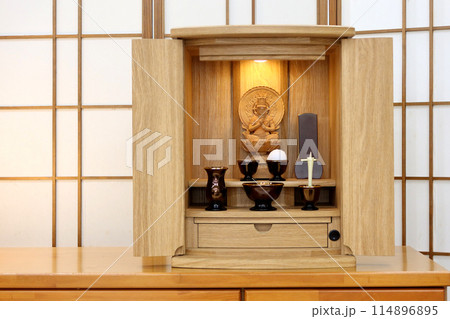 家具調仏壇(都市型仏壇)に納められた大日如来の仏像 真言宗1 家具調仏壇(都市型仏壇)に納められた大日如来の仏像 真言宗1 114896895