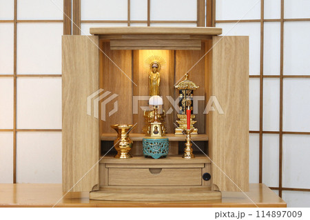 家具調仏壇(都市型仏壇)に納められた阿弥陀如来の仏像 浄土真宗大谷派東本願寺3 家具調仏壇(都市型仏壇)に納められた阿弥陀如来の仏像 浄土真宗大谷派東本願寺3 114897009
