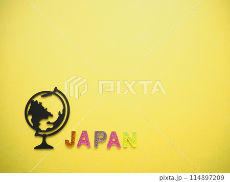 地球儀とJAPANジャパンの文字　コピースペース 114897209