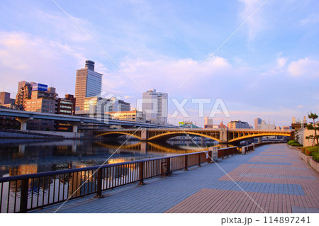 東京都　隅田川の蔵前橋と隅田川テラス 114897241