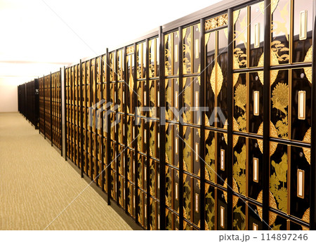 たくさん並んだロッカー式の納骨堂4 114897246