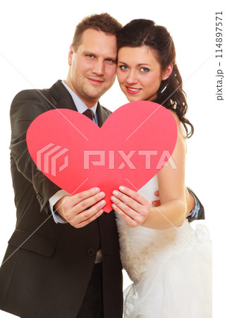 Groom and bride couple holding heart 114897571