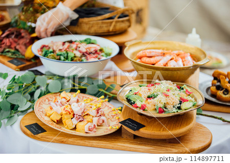 ブュッフェ料理の美味しそうな盛り付け ブュッフェ料理の美味しそうな盛り付け 114897711