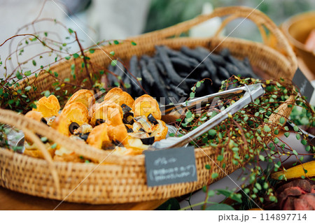 ブュッフェ料理の美味しそうな盛り付け ブュッフェ料理の美味しそうな盛り付け 114897714