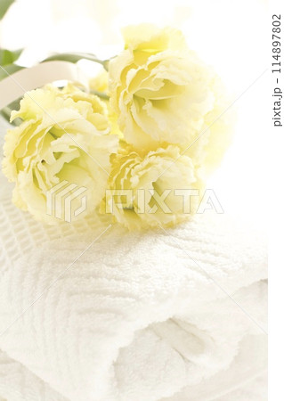 黄色いカーネーションとタオル 114897802