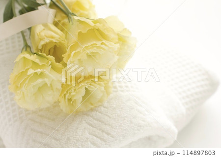 黄色いカーネーションとタオル 114897803