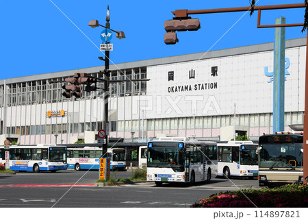 JR岡山駅に停留する各社のバス 114897821