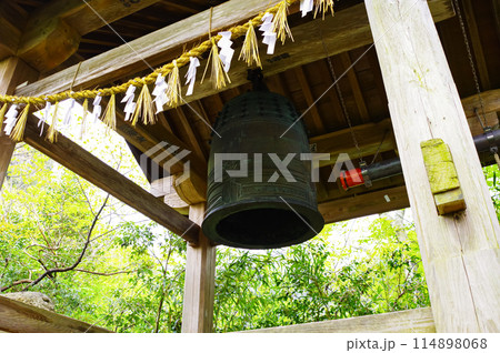 鳥取県三朝町にある国宝・投入堂の鐘楼堂 鳥取県三朝町にある国宝・投入堂の鐘楼堂 114898068