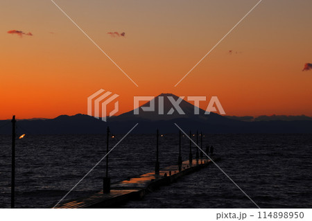 岡本桟橋（原岡桟橋）からの富士夕景 114898950