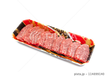 食品トレーに入った黒毛和牛（黒樺牛）の肩焼き肉用【白背景・切り抜き】 114899140
