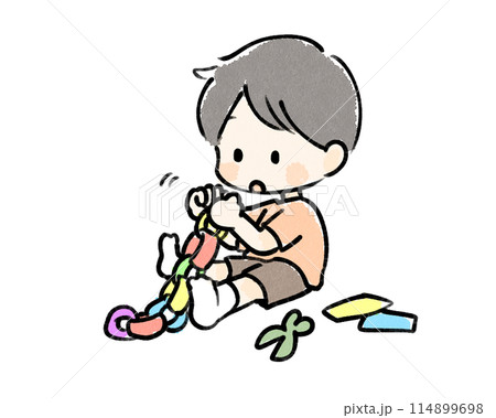 七夕の飾りを作る男の子 114899698