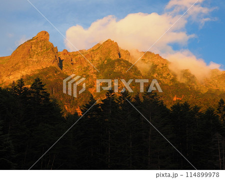 八ヶ岳・赤岳鉱泉から望む横岳の夕景 八ヶ岳・赤岳鉱泉から望む横岳の夕景 114899978