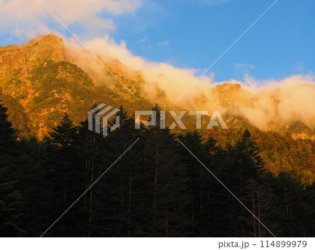 八ヶ岳・赤岳鉱泉から望む横岳の夕景 八ヶ岳・赤岳鉱泉から望む横岳の夕景 114899979