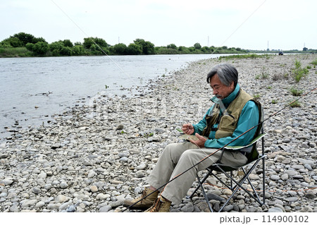 フライフィッシングを楽しむベテランの釣り人 114900102